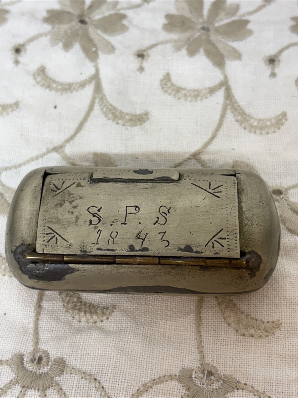 Metal snuff box